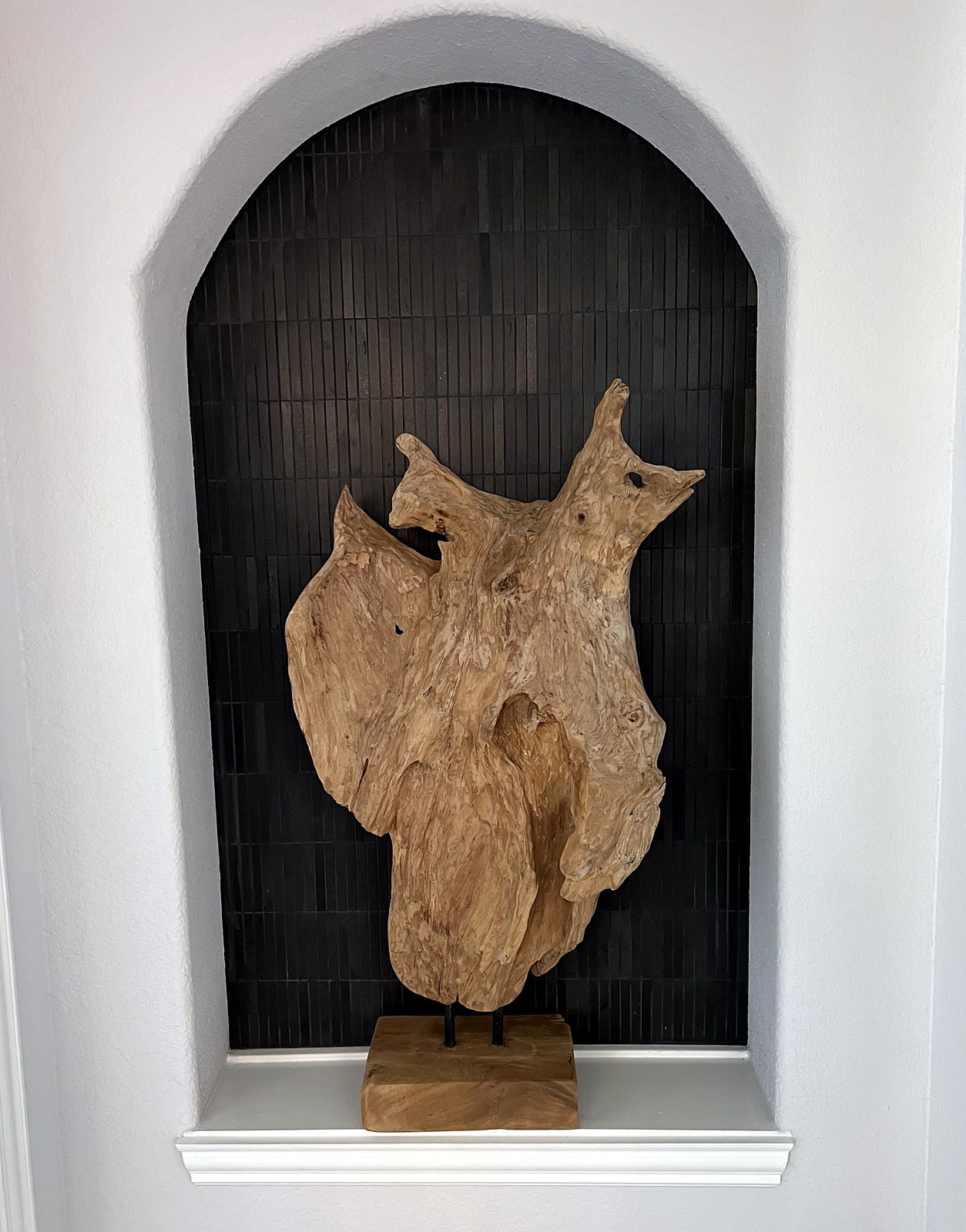 Strait Lane — entry ceiling and architectural details